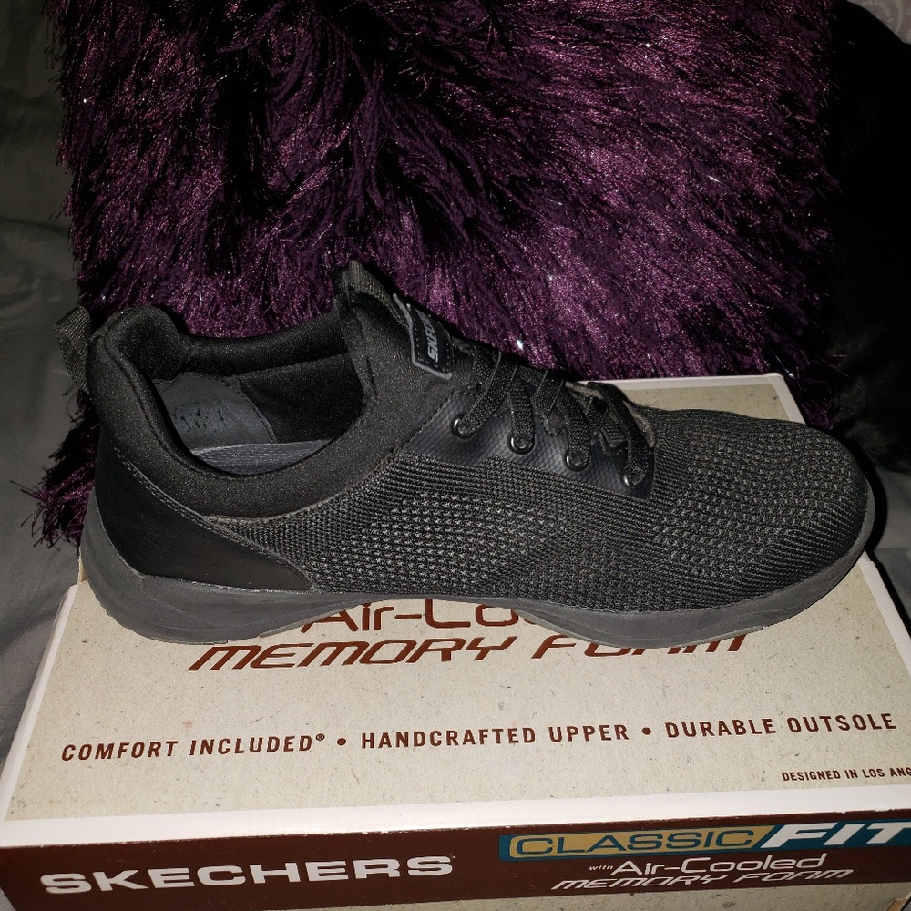 Skechers Classic Fit With Memory Foam